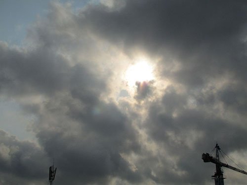 Giữa vùng mây đen, vẫn có những khoảnh khắc Mặt trời ló dạng.